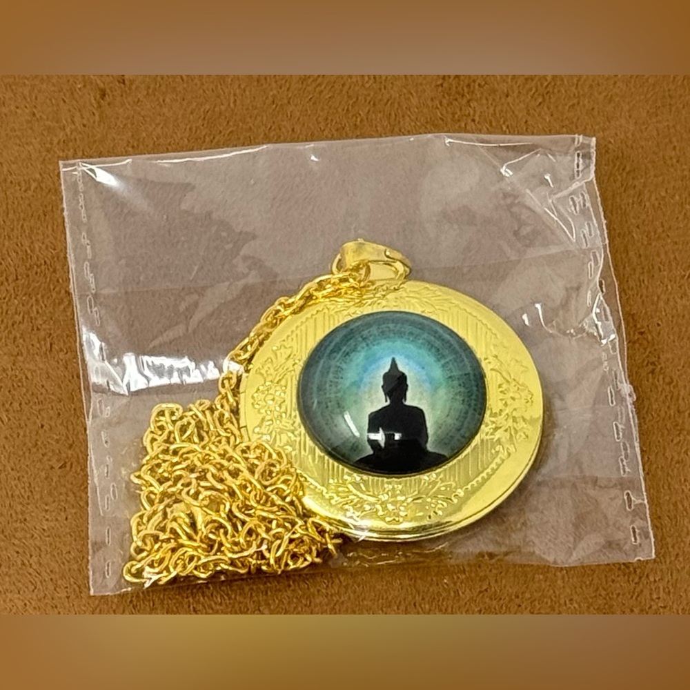 🛍️SALE🛍️ Buddha Gold Tone Locket Necklace - Picture 6 of 6
